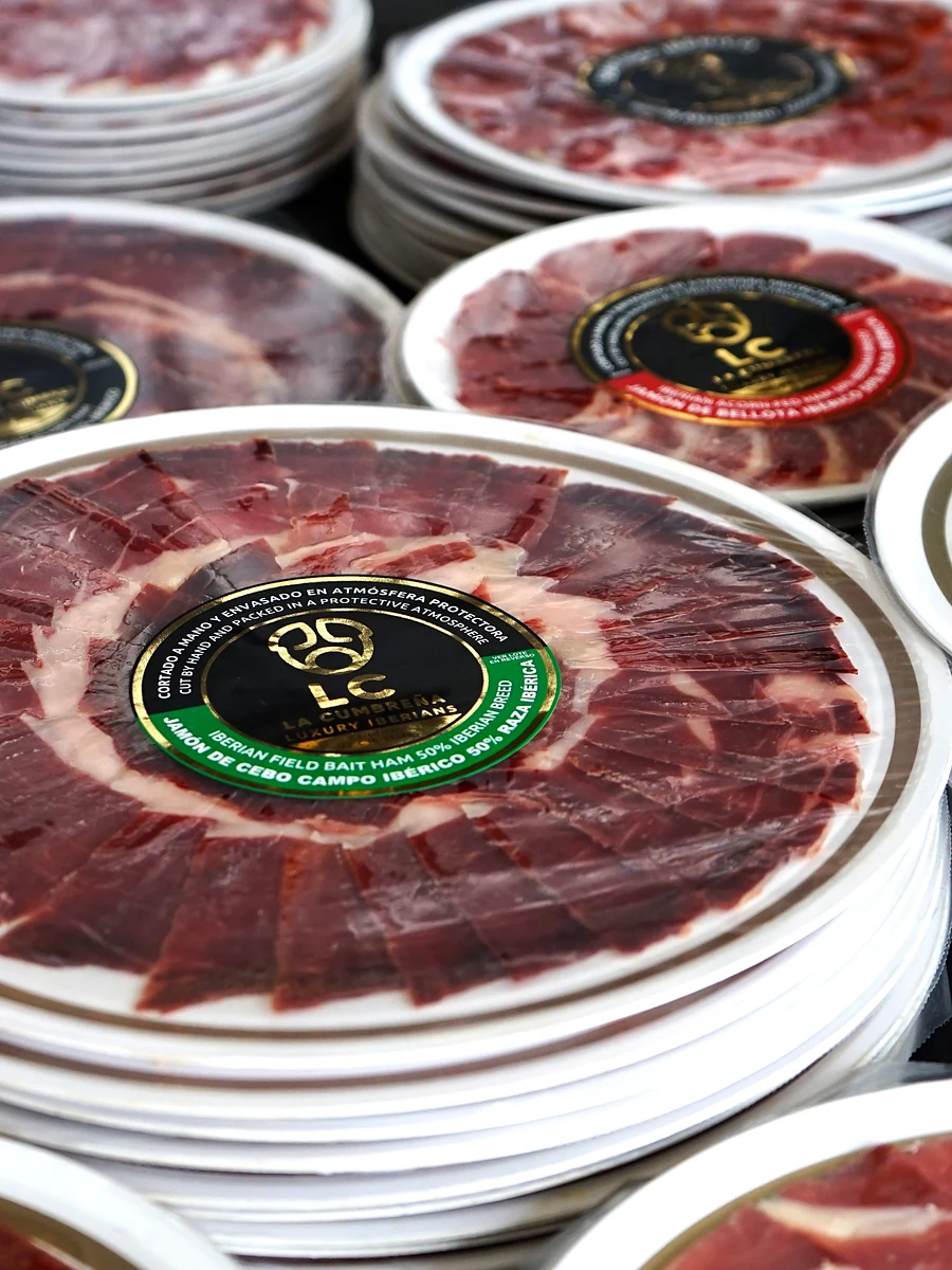 Plato de jam&oacute;n ib&eacute;rico sobre base de cart&oacute;n termosellado en atm&oacute;sfera controlada
