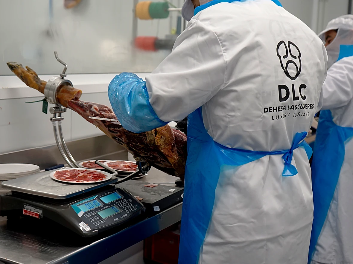 Corte de jam&oacute;n ib&eacute;rico a cuchillo por maestros cortadores de Dehesa Las Cumbres