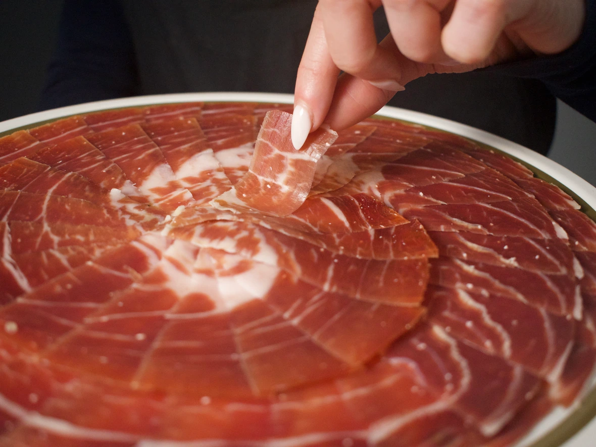 Plato de jam&oacute;n ib&eacute;rico cortado a cuchillo servido en restaurante