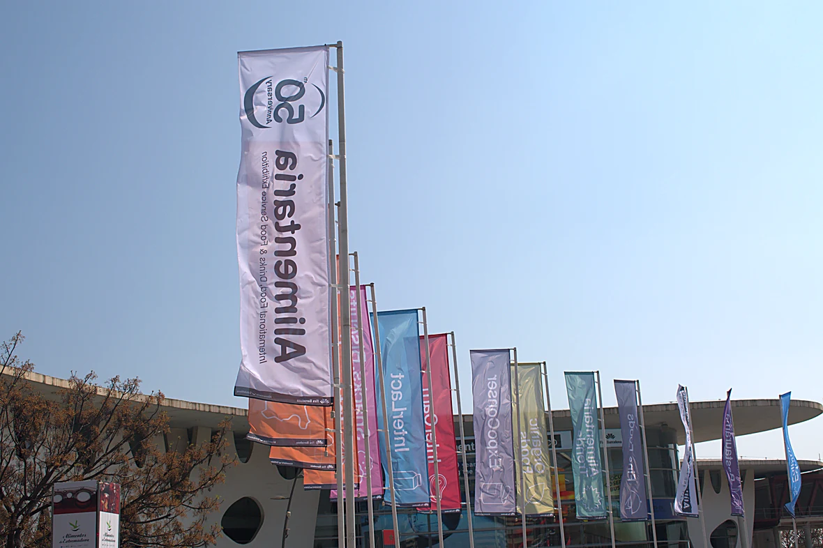 Banderas de Alimentaria 2026 en la entrada de Fira de Barcelona