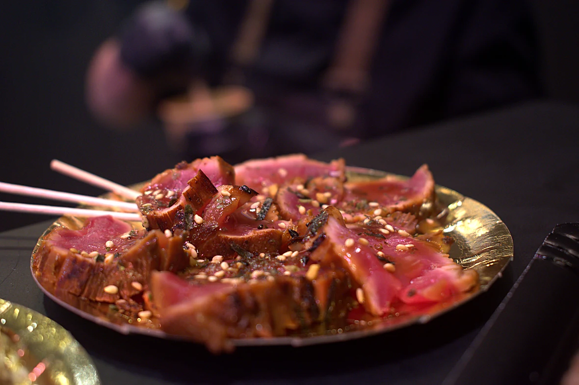 Plato de jam&oacute;n ib&eacute;rico cortado a cuchillo de Dehesa Las Cumbres en Alimentaria 2026