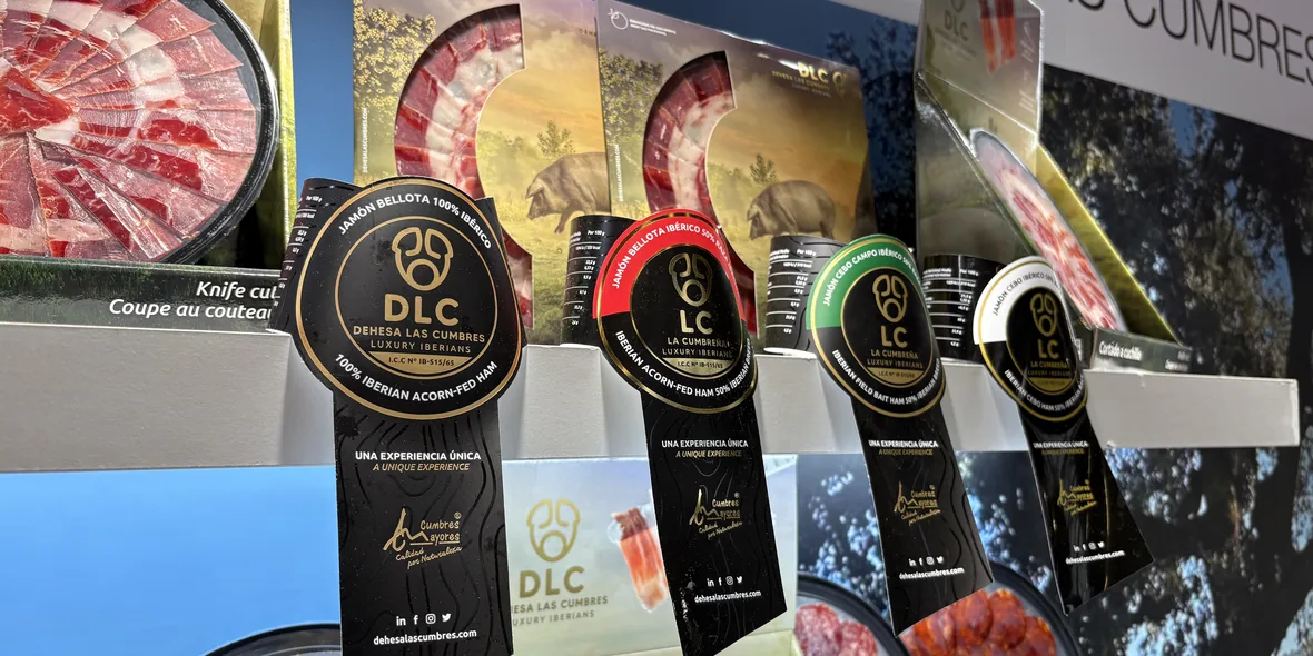 Presentacion de productos ibericos de Dehesa Las Cumbres a compradores en Anuga 2025