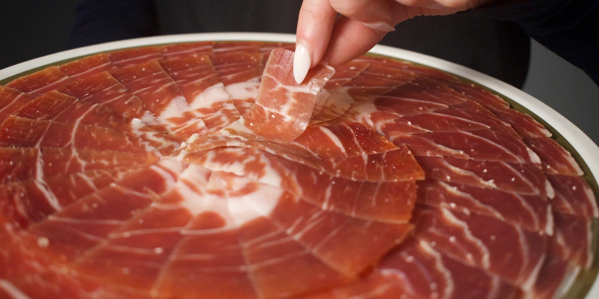 Plato de jam&oacute;n ib&eacute;rico cortado a cuchillo en atm&oacute;sfera protectora