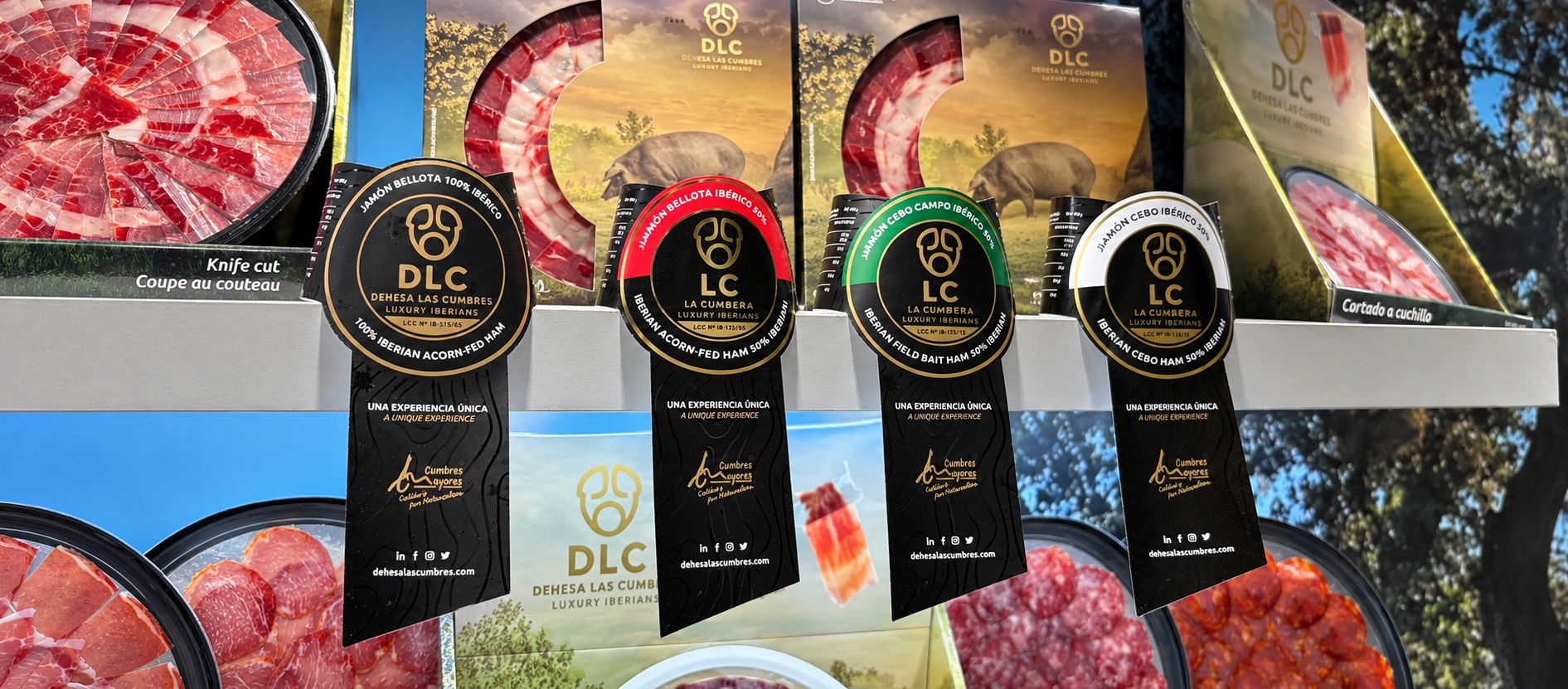 Cuatro distintivos de color negro, rojo, verde y blanco en los platos de jamón ibérico de Dehesa Las Cumbres